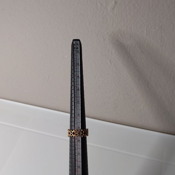 Gold Tone Lightweight Metal Size 9.5 Ring - Picture 12 of 12